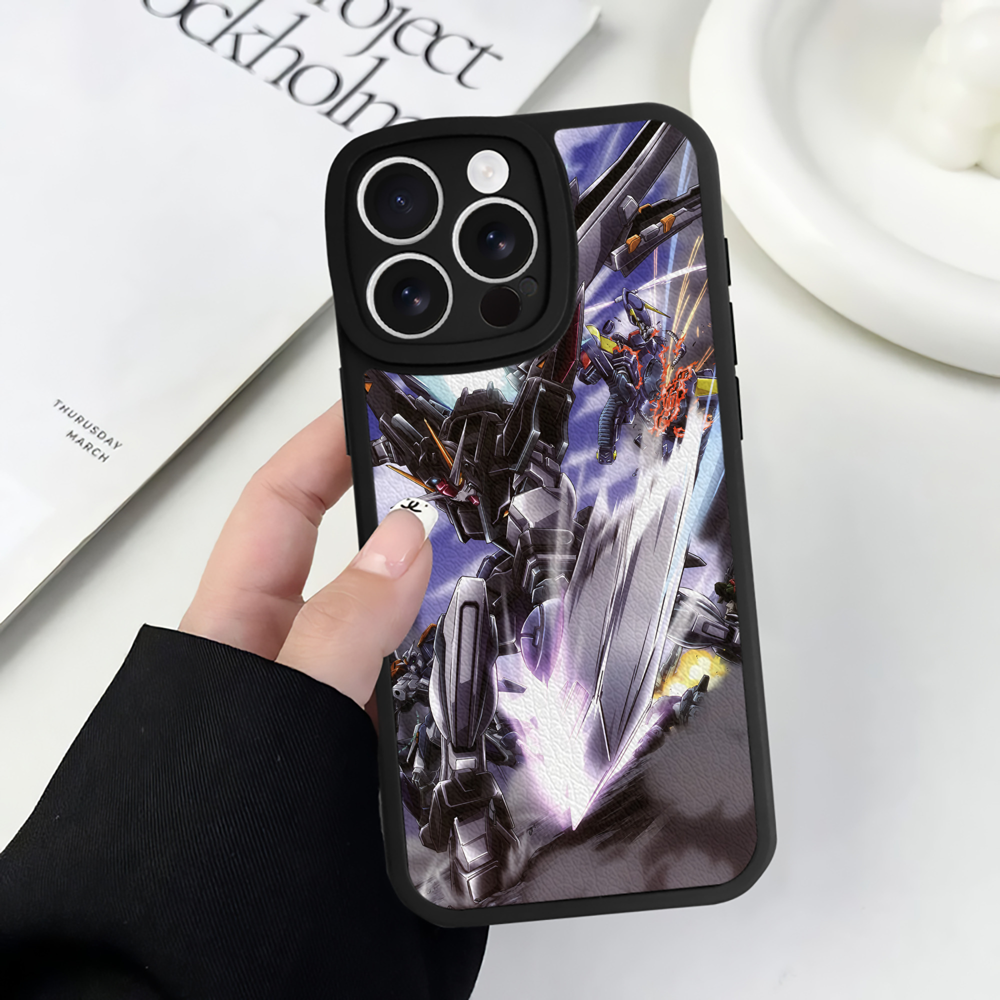 （画像用） 機動戦士ガンダム Mobile Suit Gundam 【iPhone 16シリーズ対応】シリコンスマホケース（レザー調） 材質：シリコン